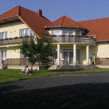 Szaloky Apartmanhaz Gyenesdias Ngoại thất bức ảnh